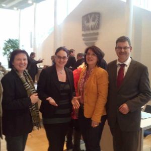 Lisa Gnadl mit Bürgermeistern und Stadträten