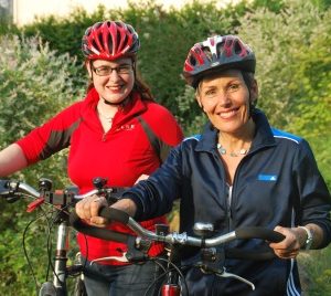 Lisa Gnadl und Bettina Müller auf dem Rad