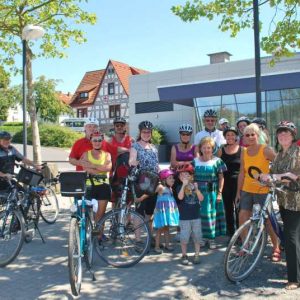 Radlergruppe vor Kunstgussmuseum