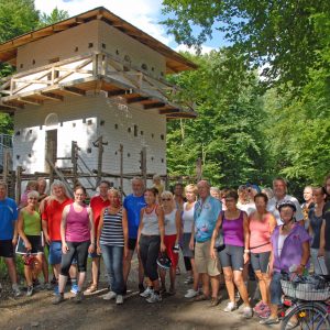 Radlergruppe vor dem Limeswachturm