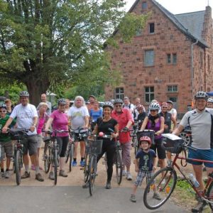 Radlergruppe vor Landgasthof Glauberg