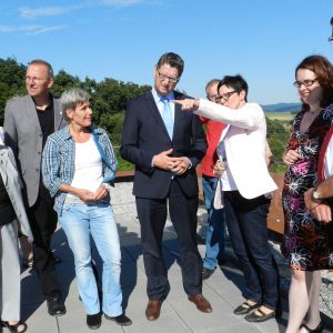 Auf der Dachterrasse zu sehen (v.l.n.r.): Irmgard Reichert, Landrat Joachim Arnold, SPD-Bundestagskandidatin Bettina Müller, Thorsten Schäfer-Gümbel, Museumsleiterin Dr. Vera Rupp, Landtagsabgeordnete Lisa Gnadl und Bürgermeister Carsten Krätschmer.