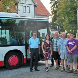 Lisa Gnadl, Carsten Krätschmer und Mitglieder der Glauburger SPD zusammen mit dem Besitzer des Modell- und Kulturbahnhofs Stockheim, Harald Steinke.