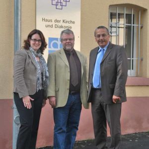 Auf dem Foto sind zu sehen (von links nach rechts): Lisa Gnadl, Eckhard Sandrock und Stefan Lux.