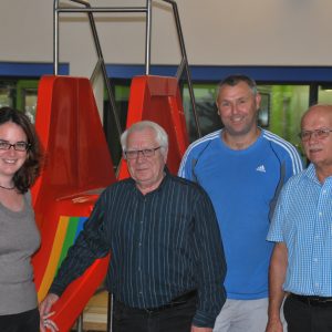 Auf dem Foto von links nach rechts: Lisa Gnadl, Bürgermeister Klaus Bechtold, Schwimmmeister Andreas Luft und Betriebsleiter Günther Thösen.