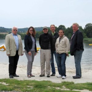 Bürgermeister Klaus Bechtold, MdL Lisa Gnadl, SPD-Ortsvereinsvorsitzender Michael Siebert, Campingplatz-Verwalter Axel Groß, SPD-Mitglied Salvatore Foglia, Magistratsmitglied Karlheinz Grun am Strand der Wasserwelt Gederner See