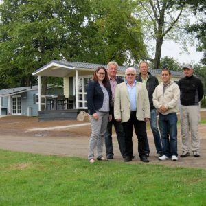 Lisa Gnadl, Karlheinz Grun, Klaus Bechtold, Axel Groß, Salvatore Foglia, Michael Siebert vor den neuen Mobilheimen der Campingwelt.