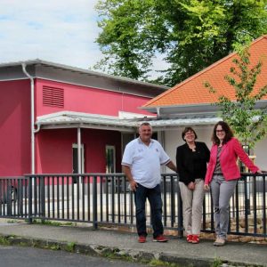 Vor dem neuen Dorfzentrum