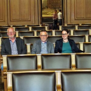 Jens-Peter Schwieger, Gerhard Merz und Lisa Gnadl im Saal der Hamburgischen Bürgerschaft