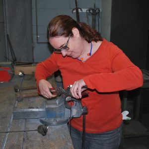 Lisa Gnadl bei Metallarbeiten