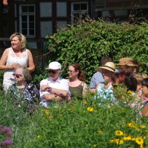 Anette Schött erklärt im Garten Kölsch