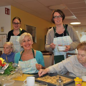 Lisa Gnadl und Bettina Müller beim Plätzchen backen