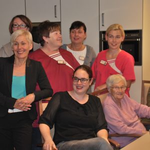Gruppenbild: Lisa Gnadl, Bettina Müller, Susanne Simmler, sowie das Personal des Hauses Limeshain