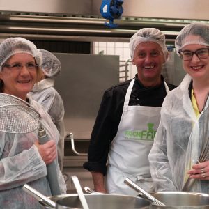 Lisa gnadl bei Besichtigung der KochFABrik