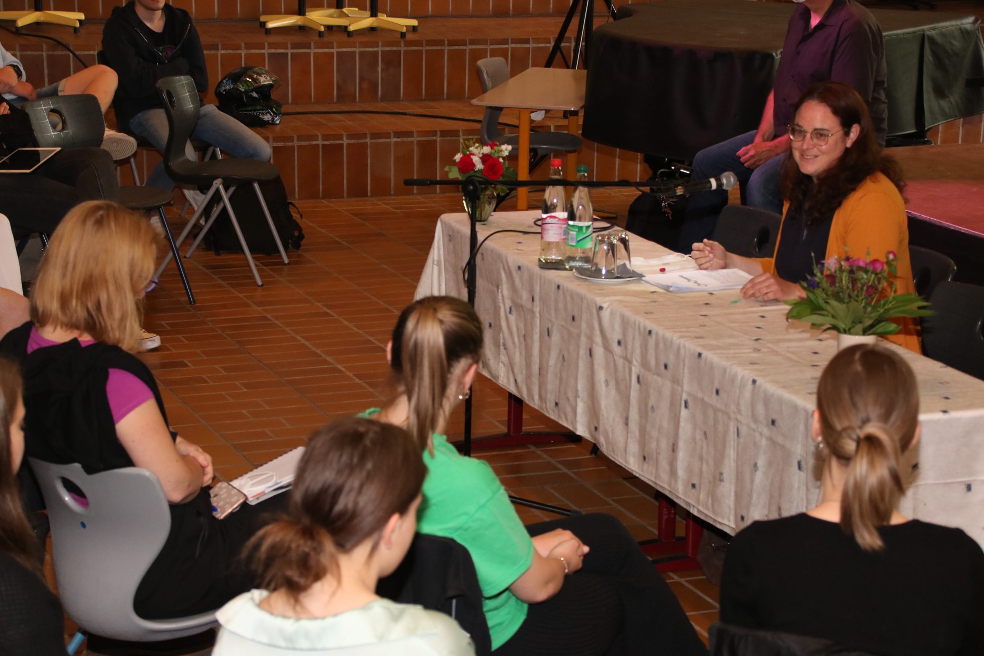 Landtagsabgeordnete Gnadl im Gespräch mit Schüler*innen der Gesamtschule Konradsdoirf