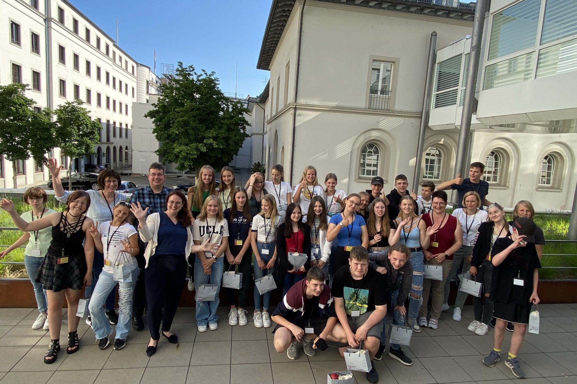 MdL Lisa Gnadl mit Konfirmandinnen und Konfirmanden aus Florstadt